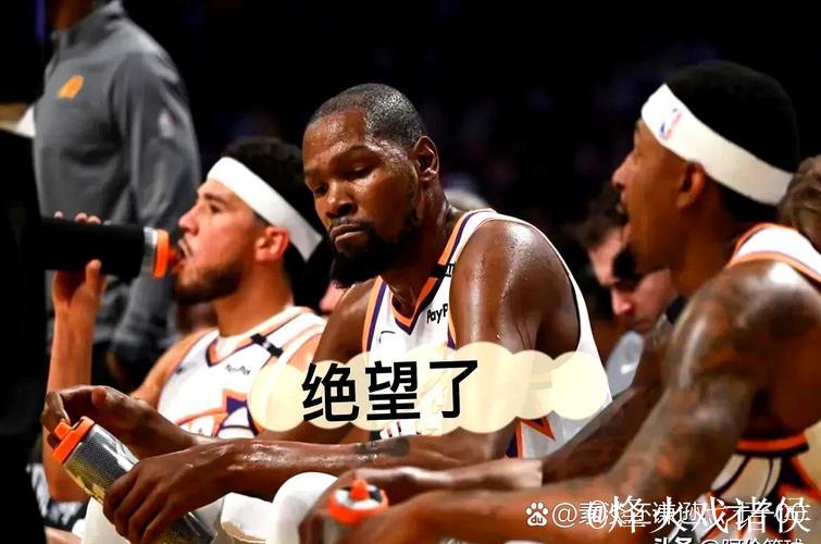 杜兰特干拔中距离被布朗犯规,裁判回看后追加一级恶意 杜兰特干拔中距离被布朗犯规,裁判回看后追加一级恶意