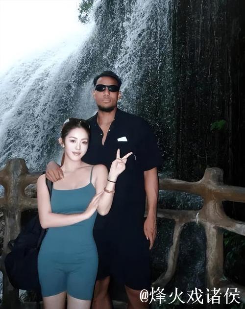 混血球员祝铭震，小角色到CBA顶薪，进国家队，女友颜值高身材好